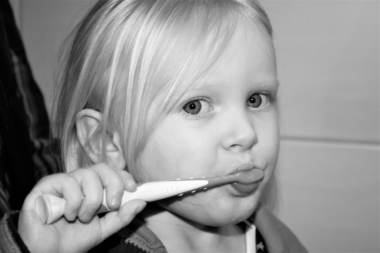 La dentisterie préventive regroupe toutes les pratiques et soins qui visent à prévenir l’apparition de problèmes bucco‑dentaires avant qu’ils ne deviennent graves. Au lieu d’attendre qu’une dent soit cariée ou qu’une maladie gingivale s’installe, la prévention s’attaque à leurs causes et aide à garder des dents et des gencives saines à long terme.
